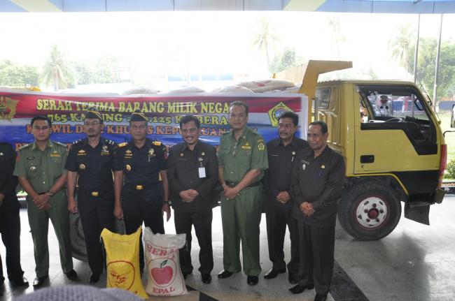 Bea Cukai Serahkan Beras Sitaan Penyelundup untuk Warga Miskin di Karimun