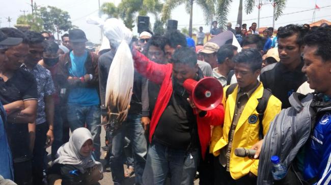 Unjuk Rasa Warga-Mahasiswa Anambas di Kantor Syahbandar Memanas