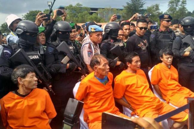 Polisi Bersenjata Jaga Ketat Kedatangan 4 Penyelundup Sabu 1,6 Ton di Batam