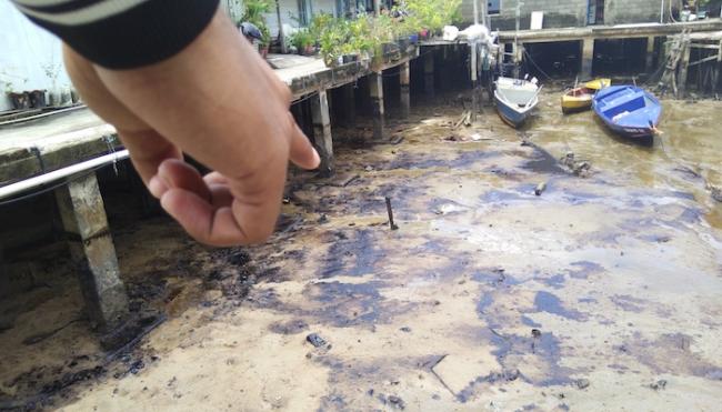 Tak Hanya Lagoi, Limbah Minyak Hitam Juga Cemari Perairan Tanjungpinang 