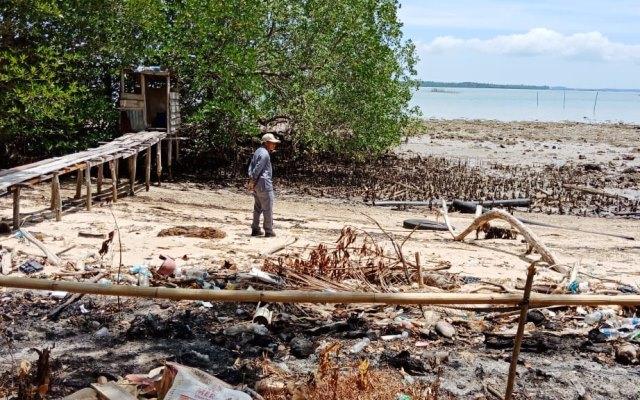 Tercemar Limbah, 4 Kilometer Pantai Air Raja Menghitam