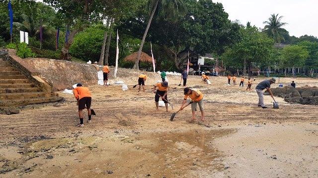 Limbah Minyak Hitam Berbahaya Cemari Pantai Timur Batam