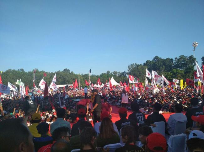 Puluhan Pendukung Jatuh Pingsan, Jokowi: Jangan Berdesakan, Sudah 40 Orang Pingsan