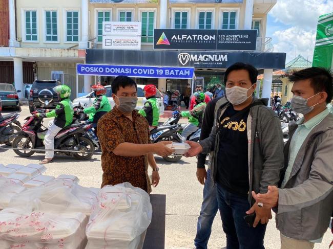 1.000 Nasi Bungkus yang Diberikan Apindo dan PSTMI Ramai Dikunjungi Driver Ojol