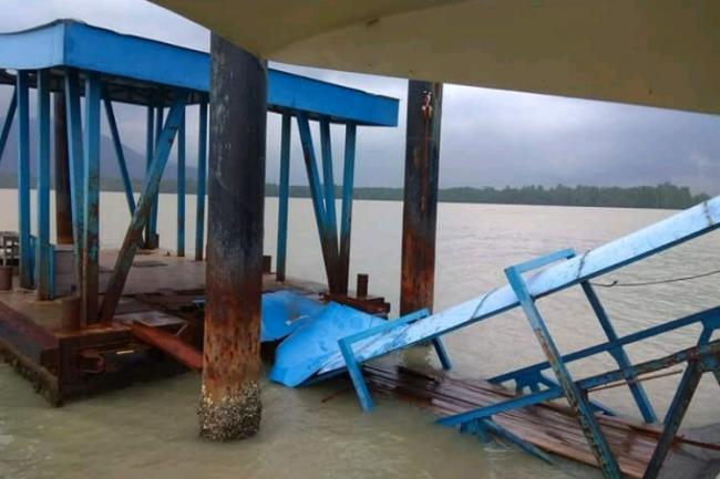 Ponton Pelabuhan Tanjung Buton yang Ambruk Mulai Diperbaiki