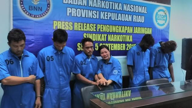 Wanita Tersangka Narkoba Ini Menangis Saat Disorot Kamera Wartawan