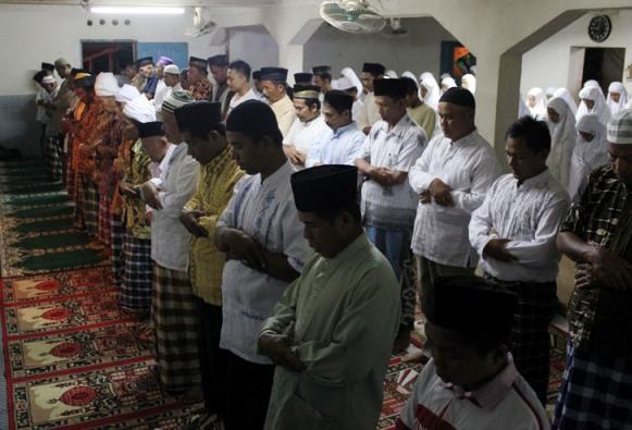 Super Cepat! Salat Tarawih 23 Rakaat Cuma 6 Menit