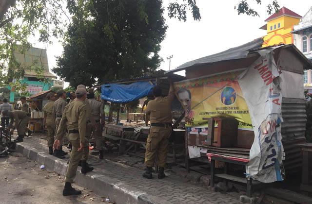 Tidak Jaga Kebersihan, Kios di Tepi Jalan Dibongkar Satpol PP Karimun
