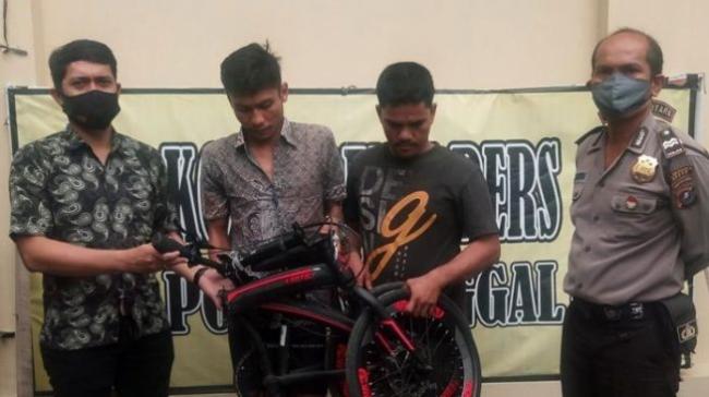 Sekongkol Curi Sepeda Lipat, 2 Garong Diciduk saat Nongkrong di Warung Tuak