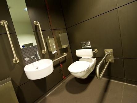 4 Kebiasaan Buruk yang Dilakukan Orang di Toilet