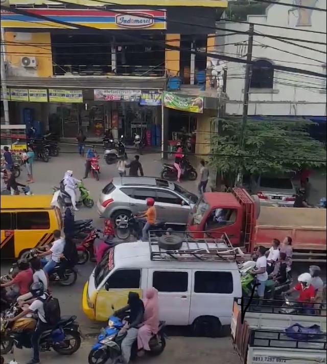 Diduga Selingkuh, Pasangan Kekasih Kelahi Bikin Bengkong Macet