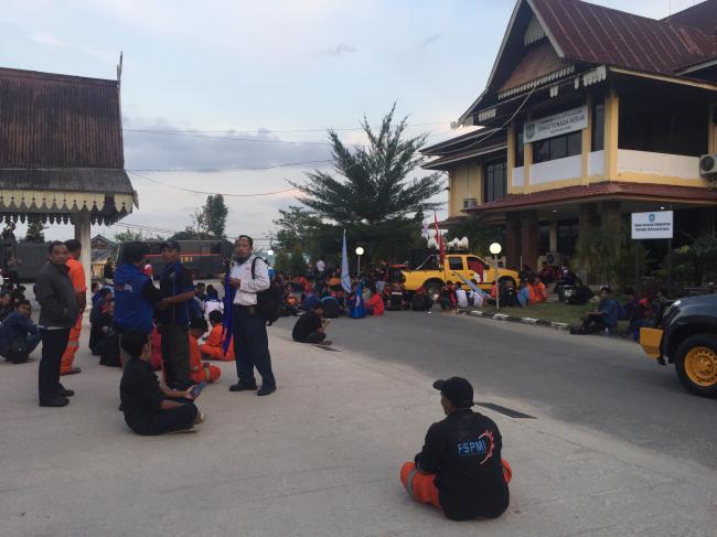 Buruh Bertahan di Kantor Disnaker Kota Batam Hingga Malam