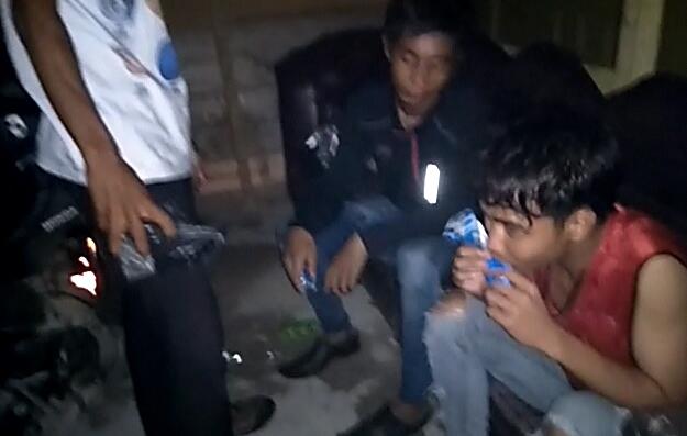 Parah, Dua Pemuda ini Teler Obat Komix di Halaman Sekolah