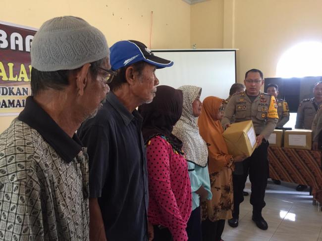 Jumat Barokah, Polsek Balai Karimun Bagi Paket Sembako