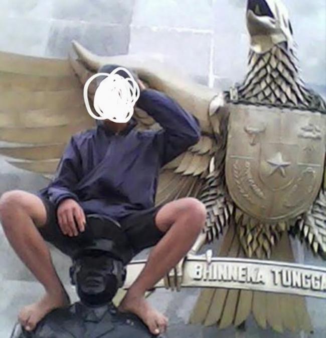 Polisi Amankan ABG yang Menduduki Patung Pahlawan