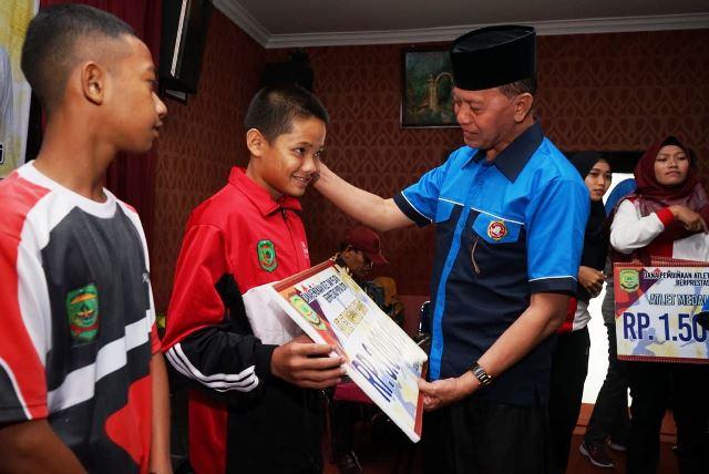 Atlet Popda Terima Bonus dari Wali Kota Tanjungpinang