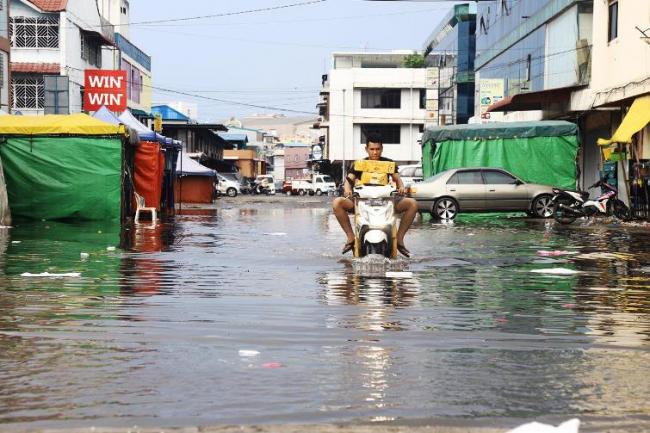Pasar Jodoh Tergenang, Sampah Plastik Bertebaran 