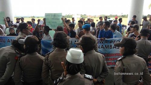 Kapal Tanjungpinang-Anambas Setop, Warga Demo Gubernur Kepri