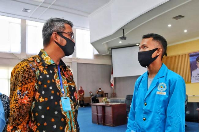 Bupati Bintan Serahkan Beasiswa Kepada 48 Mahasiswa 