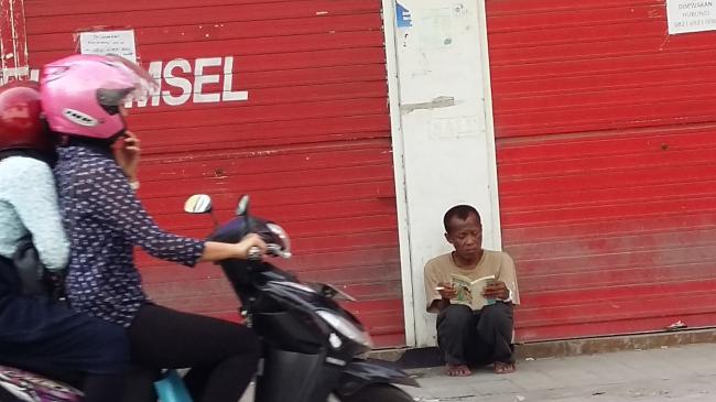 [FOTO] Tuna Wisma Asyik Membaca Buku di Kawasan Bisnis Nagoya Ini Bikin Miris