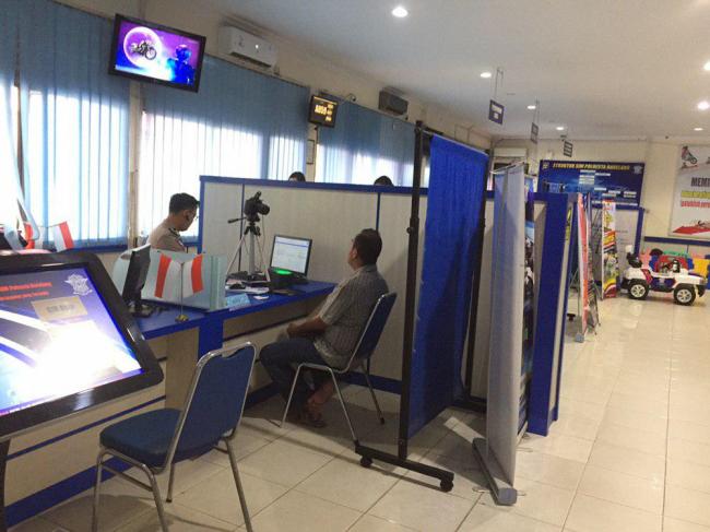 Satlantas Barelang Bimbing Warga Ujian SIM hingga Bisa Lulus