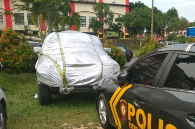 Mobil Mewah Milik Pejabat Lingga Terparkir di Polda Kepri
