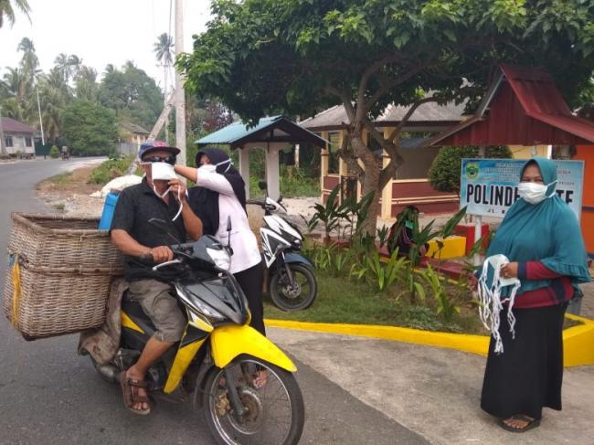 Bidan Polindes Kote di Lingga Bagi Masker dan Tips Jaga Kesehatan Akibat Asap