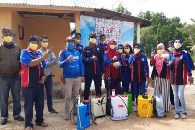Lami Kepri Semprotkan Disinfektan dan Bagi Masker untuk Warga Seilekop