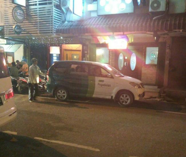 Penampakan Mobil Dinas Pegadaian Berkeliaran di Kampung Bule 