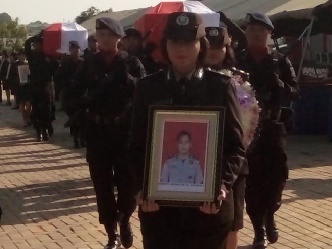Kapolda Lepas 13 Jenazah Korban Pesawat Polri dengan Suasana Haru