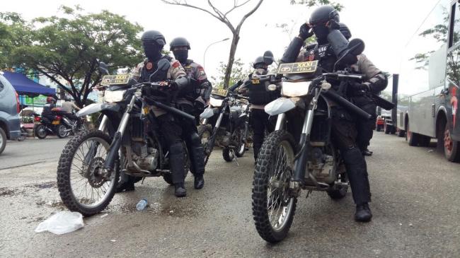 Ribuan Petugas Merangsek Masuk ke Kampung Harapan Swadaya