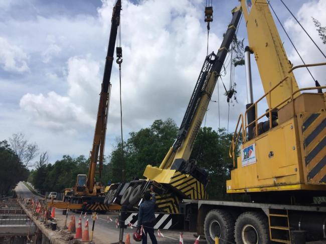 Evakuasi Crane Terguling, Jalur Simpang Jam-Tiban Sempat Ditutup 