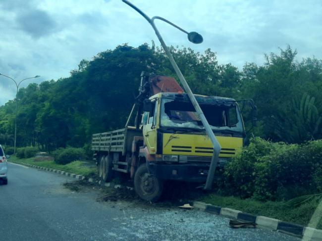 Truk Crane Seruduk Tiang Lampu Jalan Dekat UIB