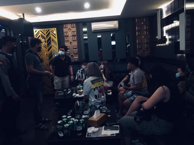 Petugas Gabungan Razia Karaoke dan Pub di Tanjungpinang