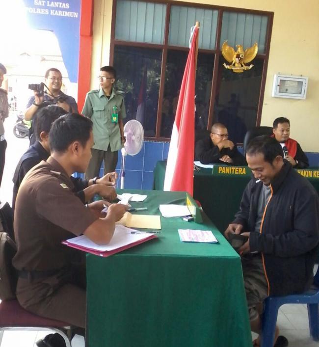 Foto-foto Pelanggar Lalu Lintas Sidang di Tempat, Hakim dan Jaksa Langsung Hadir