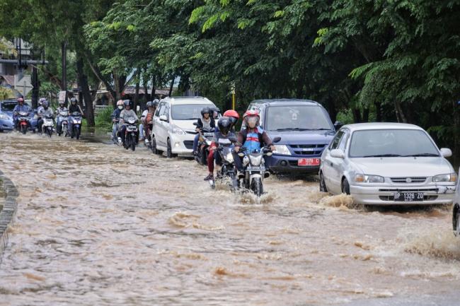 Beberapa Ruas Jalan Tergenang Banjir, Pemotor Was-was Masuk Lubang