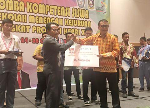 STIE Galileo Serahkan Beasiswa Pemenang Lomba Kompetensi Siswa 2016