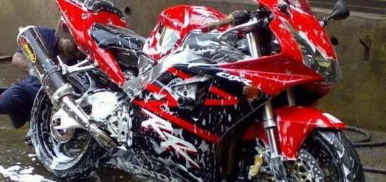 3 Hal Perlu Diperhatikan Saat Mencuci Motor