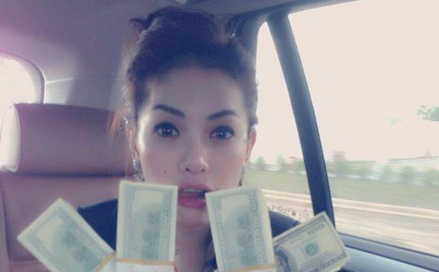 Pamer Uang Sekoper berikut Dolar, Nikita Mirzani Dituduh Habis Menjajakan Diri