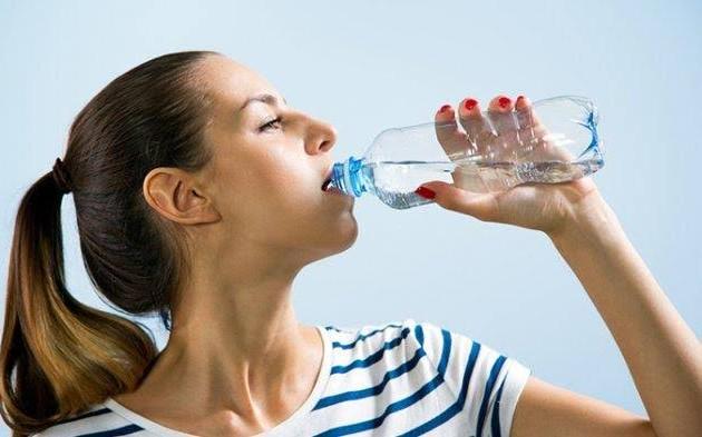 Awas! Minum Air Putih Berlebihan Bisa Pengaruhi Kesehatan Tubuh