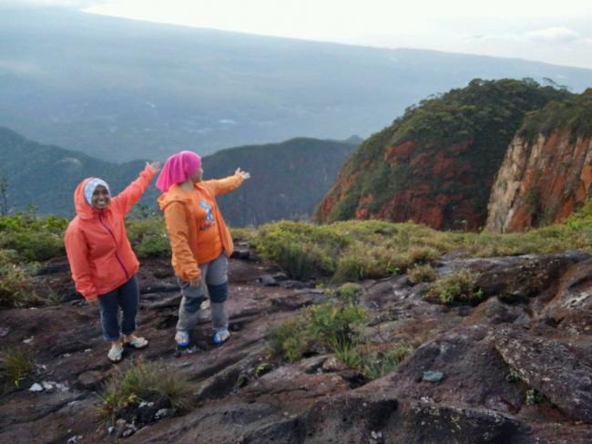 Turis Malaysia Terpesona Melihat Keindahan Pemandangan di Bukit Permata