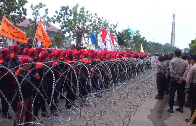 Tuntut Kenaikan Upah, Buruh Gelar Unjuk Rasa di Kantor Wali Kota Batam