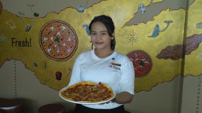 Sedapnya Sajian Pizza di La Pizza Autentico Swiss-Inn