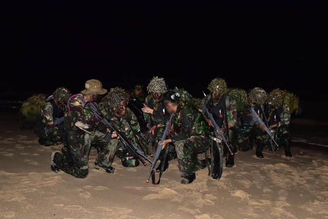 Sejak Subuh, Pasukan Marinir Dilengkapi Tank Serbu Pantai Karimun