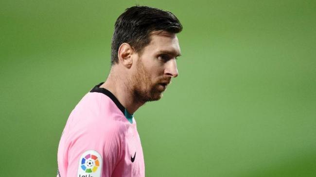 Messi Kesal, lalu Tendang Bola ke Arah Wasit