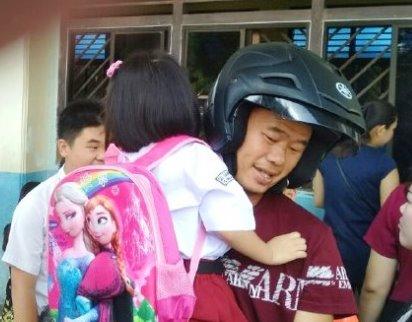 Para Orangtua Siswa Dampingi Anak di Hari Pertama Sekolah