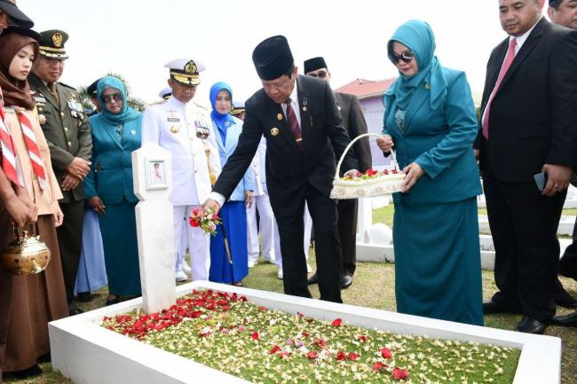 Isdianto Ziarah ke Makam HM Sani usai Upacara Hari Pahlawan