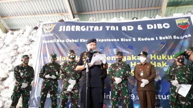 Bea Cukai Kepri Bongkar 7 Lokasi Penyimpanan Tekstil Selundupan di Riau