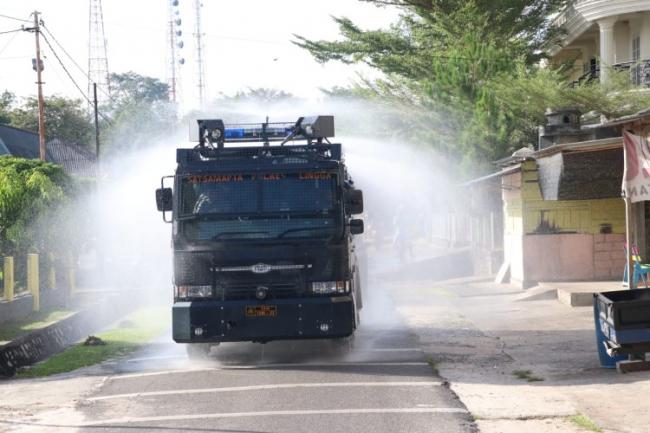 Polres Lingga Kerahkan Water Cannon Semprotkan Disinfektan di Jalanan Dabo Singkep