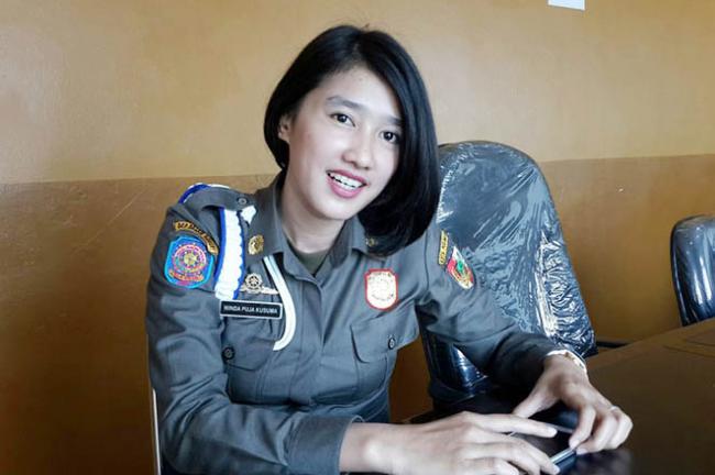 Winda, Satpol PP Cantik Bikin Pedagang yang Dirazia Malah Gemes